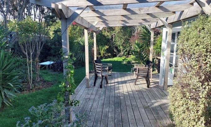 Pukerua Bay House | Warm and colourful, with beach and birdsong