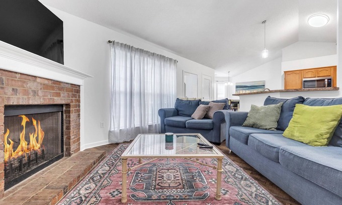 Southaven House | Warm & Charming 4-BR in the Heart of Southaven-Near Stateline, Silo Square.