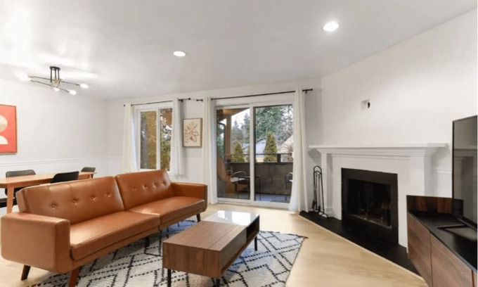 Inglewood-Finn Hill Condo | Warm & Cozy 2b/2b Stay in Kirkland
