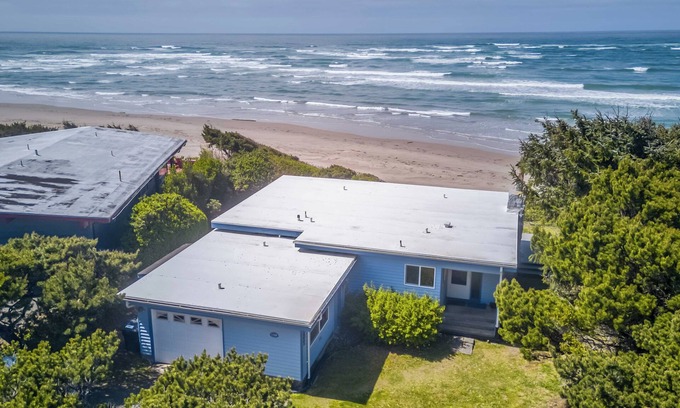 Waldport House | Warm, Inviting Family Home Gives You Panoramic Cliff Views of the Waldport Beach