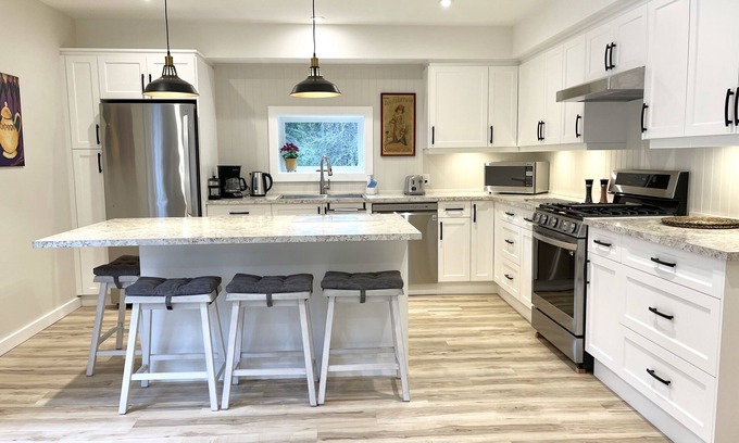 Duncan House | Warm, inviting updated 2 bdrm house in the forest-only minutes to town centre.