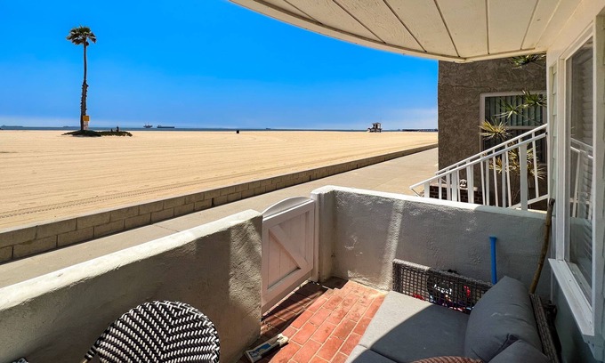 Old Towne Condo | Warming single-level beachfront condo home with full kitchen & patio