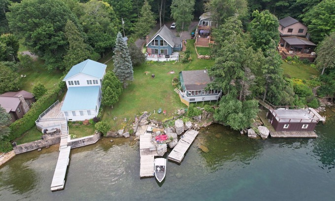 Brier Hill Cottage | Watch Ships & Sip Wine-Riverfront Deck Retreat