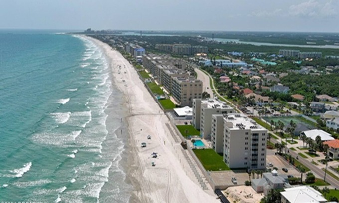 East Wind North Condo | Watch the Dolphins play in the Atlantic while the gentle waves roll in.