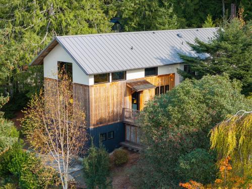 Clinton House | Water Mtn Views, Forest Walk To Beach!