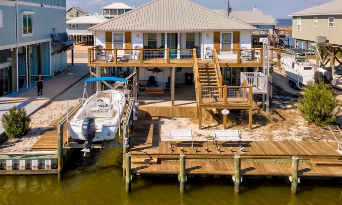 Silver Cay House | Water's Edge – Fun beach house on the canal, great for fisherman and beachgoers!