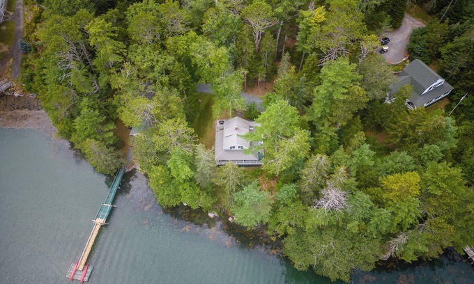 West Boothbay Harbor Cottage | Water's Edge - Waterfront Cottage on Southport - Wrap-Around Porch!