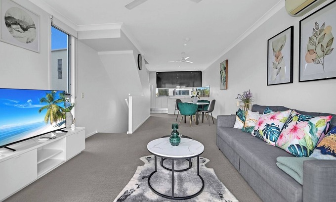 Carrara Apartment | Water View Modern Three-level Townhouse in Carrara