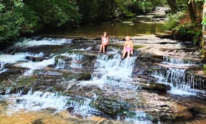 Wiley Ski Chalet | Waterfall Retreat Cabin 1, Blue Ridge Mountains, Sleeps 5-Pet Friendly-WIFI