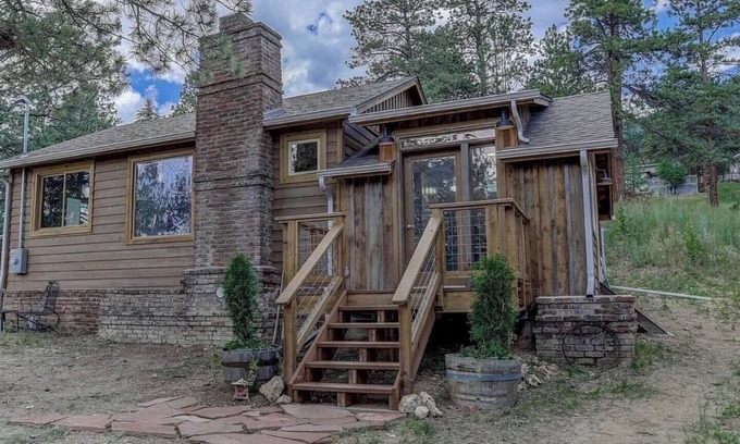 Evergreen Cabin | waterfall/stream, sauna, fireplace, hammock, full kitchen