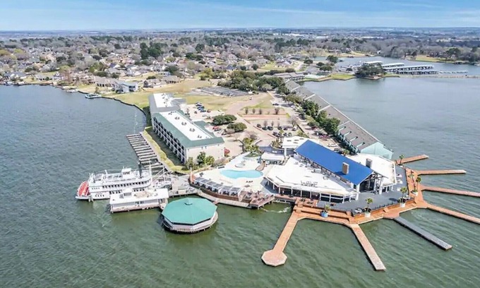 Seven Coves Condo | WATERFRONT 2/2 CONDO BOAT DOCK/SLIP RESTAURANT KAYAK AMENITIES GRD. FL Sleeps 8