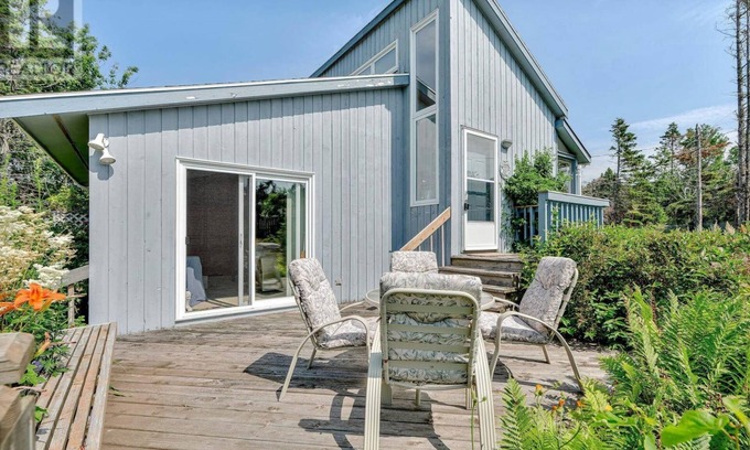 Stanhope Cottage | Waterfront 2 BR cottage on 1 acre private lot walking distance to beaches!
