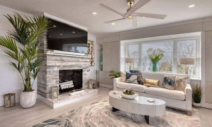 Sag Harbor Condo | Waterfront 2BR/3BA Sag Harbor Village Rooftop Penthouse