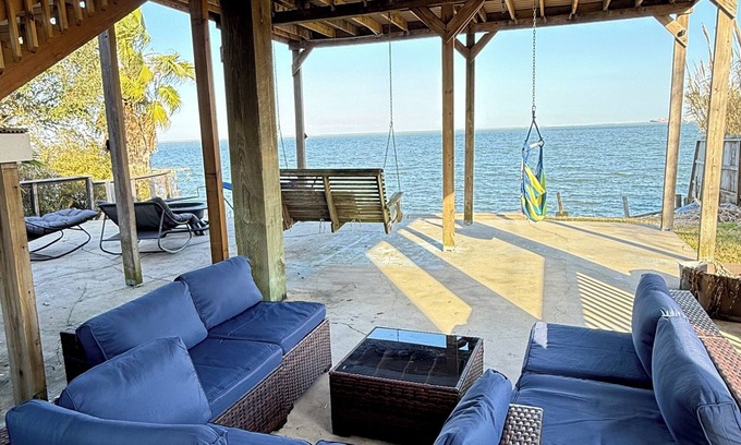 La Porte House | Waterfront 3bed/2bath with Hot Tub/Jacuzzi near Kemah Boardwalk NASA Galveston
