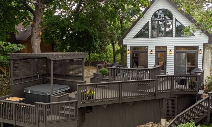 Twin Lakes House | Waterfront Adventure & Relaxation: Kayaks, SUP, and Hot Tub on Site