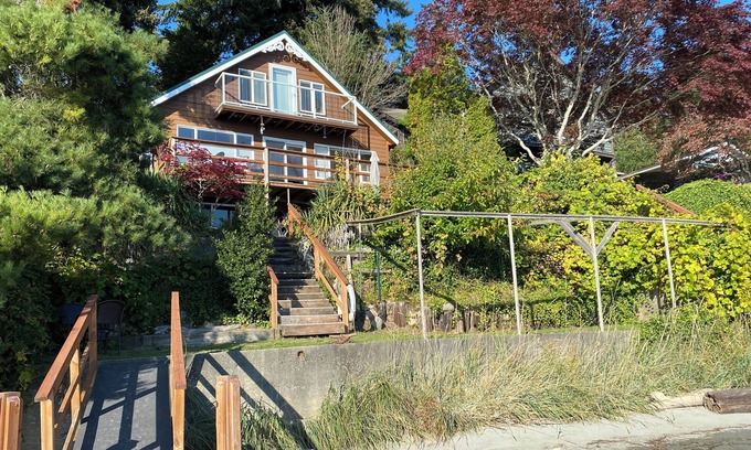 Kingston House | Waterfront Beach House-Apt. 1 Block from Kingston, Restaurants and Two Ferries