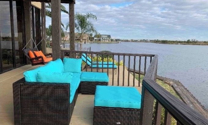 Nassau Bay House | Waterfront by Nassau Bay’s popular party cove