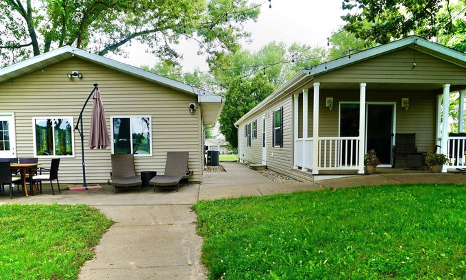 Potosi Cabin | Waterfront cabin with amazing views- Short drive to Dubuque,IA