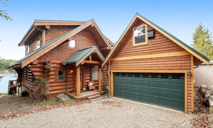 Allyn-Grapeview Cabin | Waterfront cabin with bikes, expansive deck, grill, firepit, W/D, & theater room