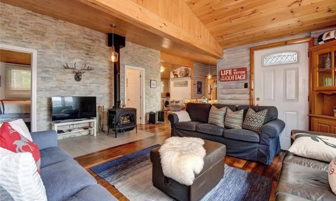 Selwyn Cottage | Waterfront Cottage ~ Fireplace ~ Kawartha