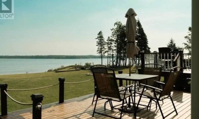 Naufrage Cottage | Waterfront Cottage in Georgetown
