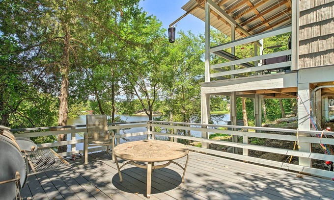 Fort Towson Cottage | Waterfront Cottage in Fort Towson w/2 Decks!