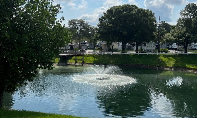 Deltona Lakes Cottage | Waterfront Cottage w/fire pit, grill, community pool, hot tub & more! Dogs ok!