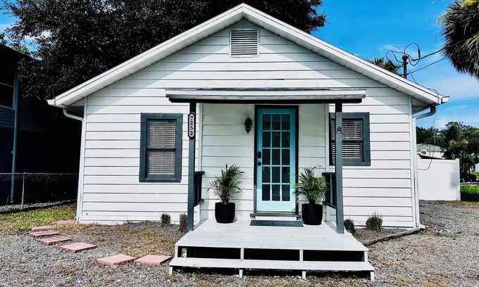 Weeki Wachee Gardens Cottage | Waterfront Cottage with private canal.Access to Weeki Wachee River.RV welcomed.