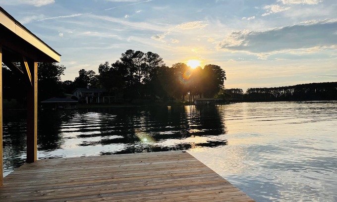 Littleton House | Waterfront cottage with private boat ramp. Sunset views. 5mins from DT Littleton