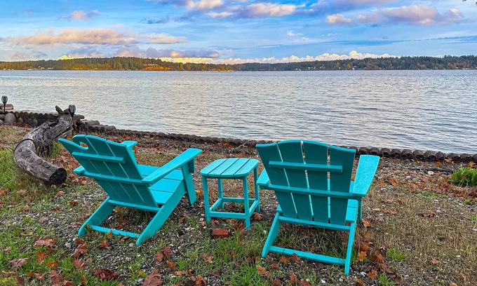 Allyn-Grapeview Apartment | Waterfront couples getaway with patio, gas fireplace, full kitchen and Wifi