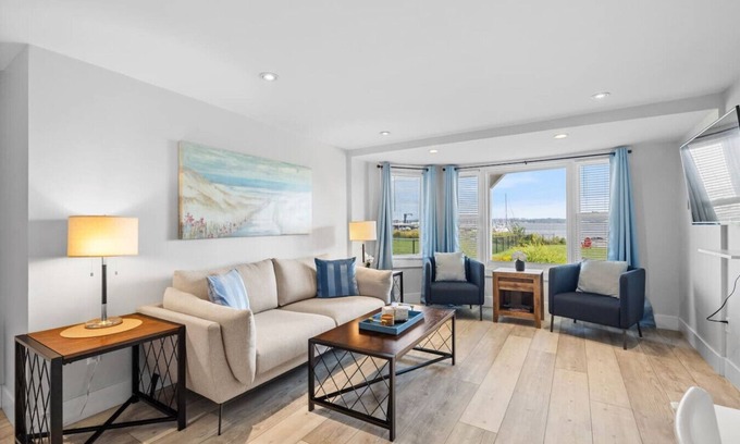 Queens Square Condo | Waterfront Deluxe Studio Suite Downtown Ch'town