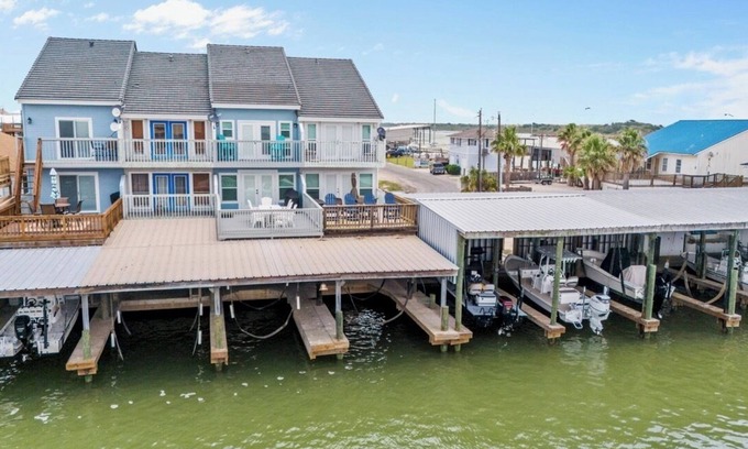 Port O Connor House | WATERFRONT Dockside close to ICW