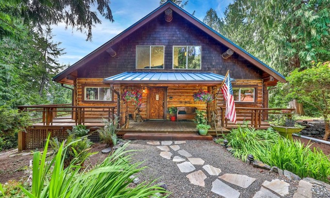 Grapeview House | WATERFRONT- Eagle's Wings Over Pickering Passage