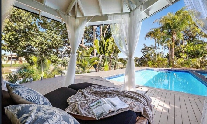 Bundall House | Waterfront Escape Sorrento, 5BD, Pool