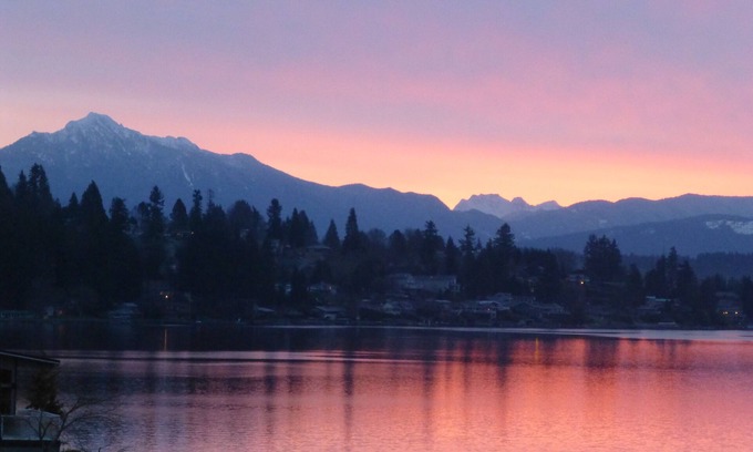 Lake Stevens House | Waterfront Gated, Breathtaking Mountain & Lake View Guest House on Lake Stevens!