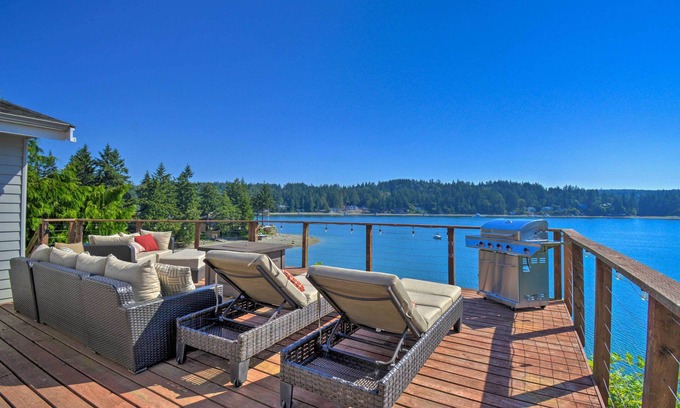 Gig Harbor House | Waterfront Gig Harbor Home w/Furnished Deck
