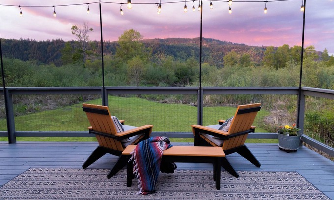 Cathlamet House | Waterfront Haven w/Stunning Views & Guided Fishing Trips - Puget Island Escape