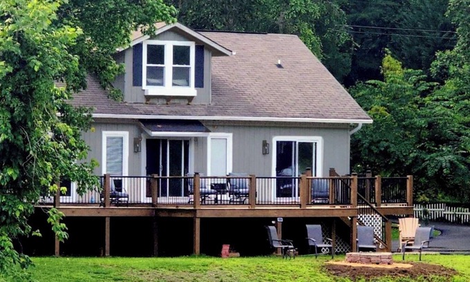 Murphy House | Waterfront Home, 3 BR, 2 Bath, HOT TUB, Pet-Friendly, Fishing, Fire Pitn