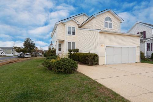 West Ocean City House | Waterfront Home with OC Skyline Views