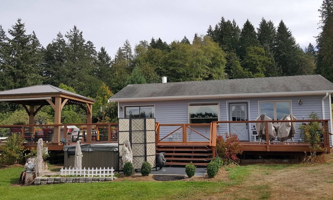 Vaughn Cottage | WATERFRONT ~ HOT TUB ~ ENCHANTING MT.VIEW