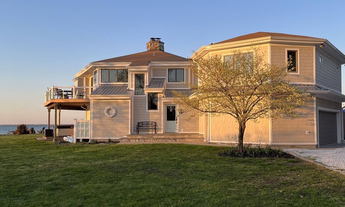 Fort Howard House | Waterfront house with panoramic views from every room.