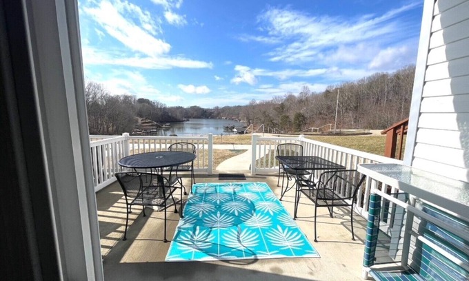North Shore Condo | WATERFRONT -IMMACULATE-GORGEOUS SUNSETS! RESTAURANTS AND ENTERTAINMENT CLOSE BY