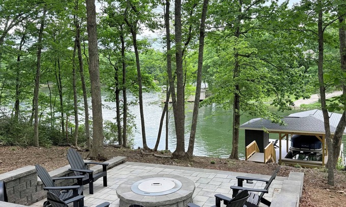 Mineral House | Waterfront! Laid Back at Lake Anna, new home, deep water cove, dock, fire pit!