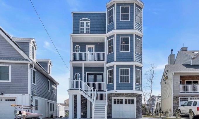 Osbornsville House | Waterfront living in this completely renovated waterfront home!