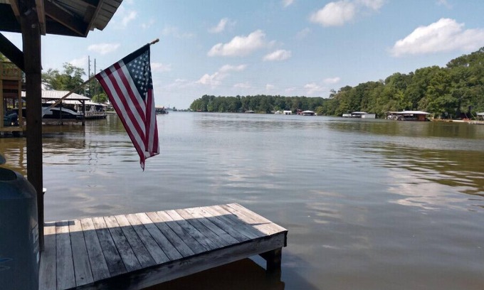 Warwick House | Waterfront lot on Lake Blackshear. Great location! Large dock for gatherings!