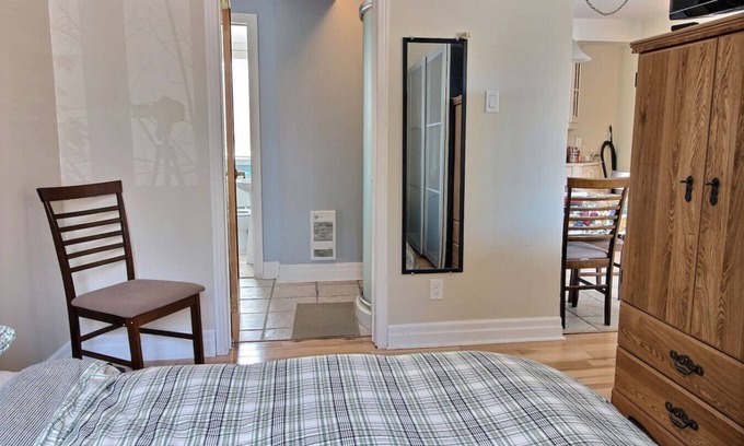 Bellerive Apartment | Waterfront MTL Loft :Free Parking & Metro Access