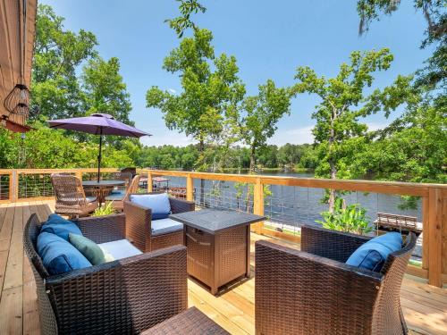 Telogia House | Waterfront on Lake Talquin - Near FSU - Stunning Views - 2 Story Deck - Fire Pit - Fast 1000 mbps Internet - 3 min from Boat Ramp