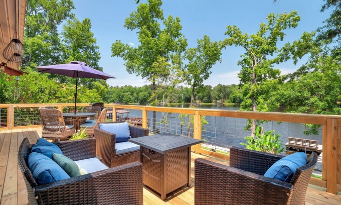 Telogia House | Waterfront on Lake Talquin - Free Kayaks - Near FSU - 2 Story Dock - Fire Pit