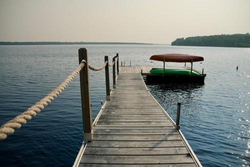 Mansfield-et-Pontefract Ski Chalet | Waterfront Retreat Near Coulonge Falls with Sauna