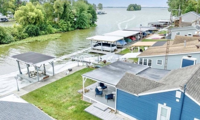 Lakeview Cottage | Waterfront Retreat with King Bed and Boat Docks
